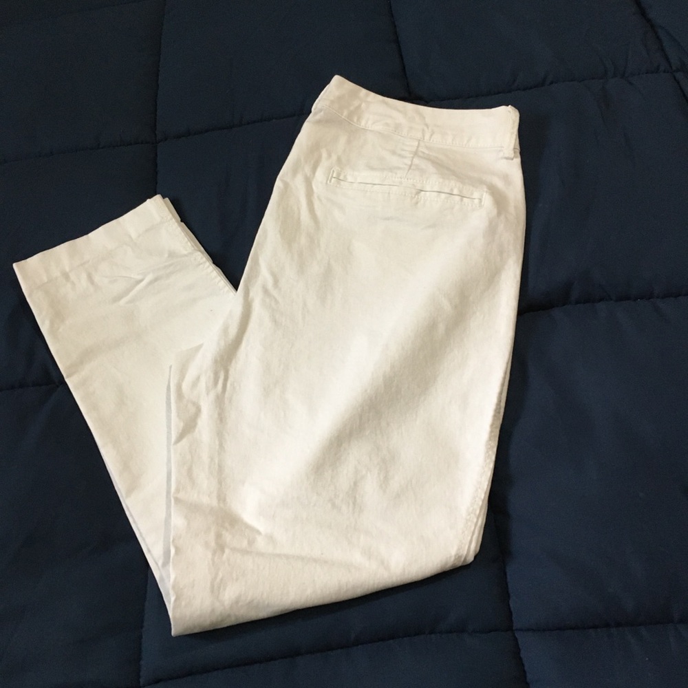 Old Navy White Pixie Mid-RisenPants. Size 12